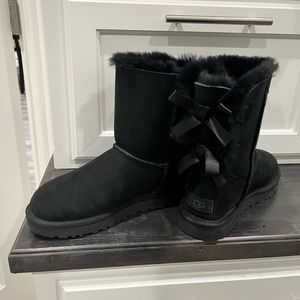 UGG Women's Bailey Bow Winter Boot, Black, Size 7  1016225
